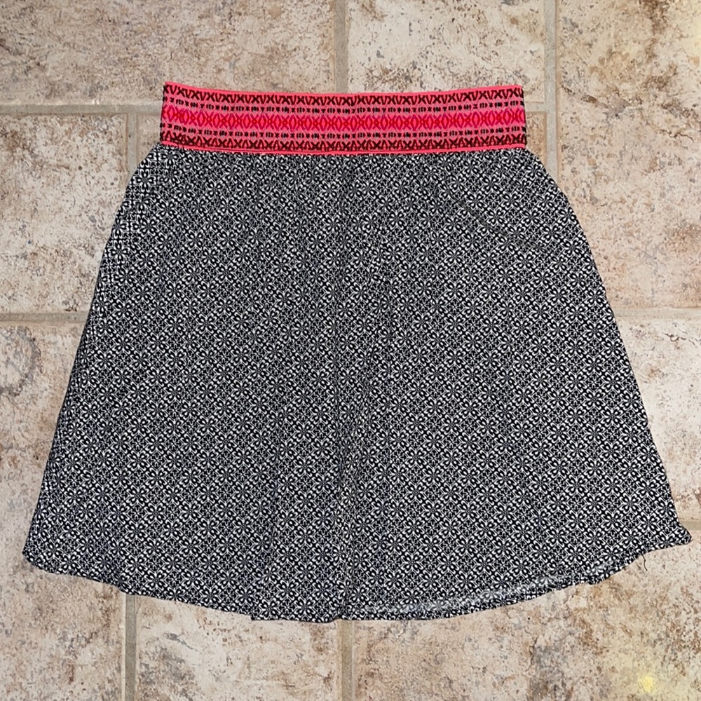 EUC Y2K skater, flare skirt / black, white geometric print, neon embroidery